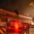 Bombeiros em ação no incêndio da Cinemateca