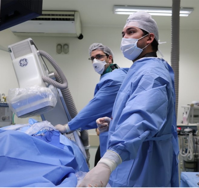 Thiago Megid implanta marcapasso em paciente de 84 anos, acompanhado pelo colega Wallyson Pereira Fonseca