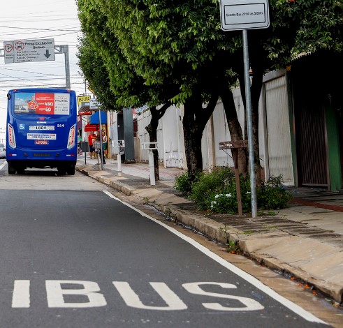 Corredor de ônibus em Rio Preto: problema com as guias de sarjeta