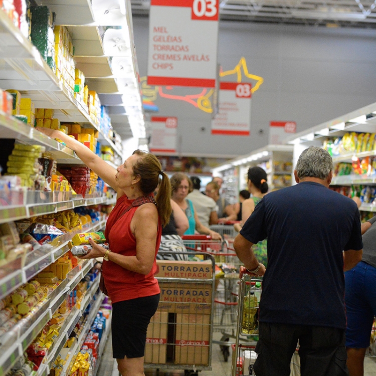 Vendas nos supermercados devem subir em junho