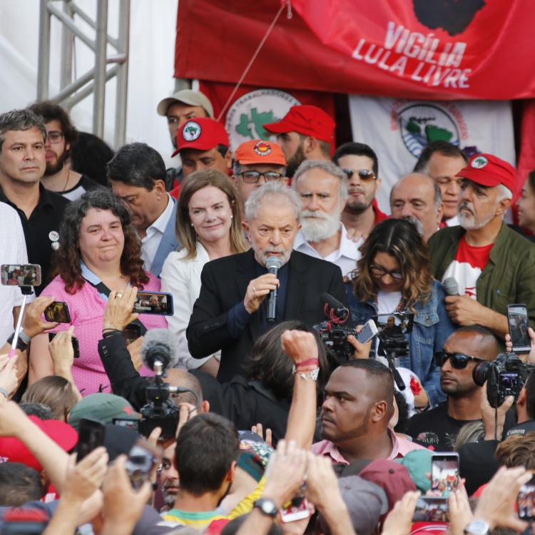 Lula discursa após deixar a prisão