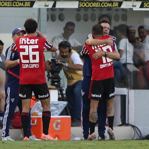 Daniel Alves recebe abraço de Fernando Diniz após gol de empate na Vila