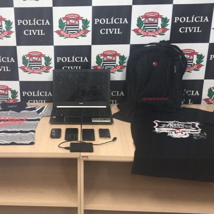 Notebook da empresa, camisetas com o logotipo do estabelecimento, quatro celulares e um HD externo foram recuperados pela Polícia Civil