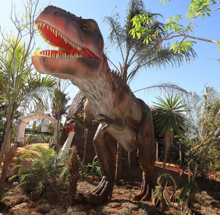 Um dos destaques do parque é o famoso Tiranossauro Rex