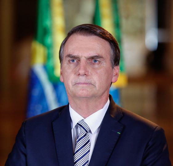 Bolsonaro parou para cumprimentar e tirar fotos com simpatizantes em Brasília neste domingo