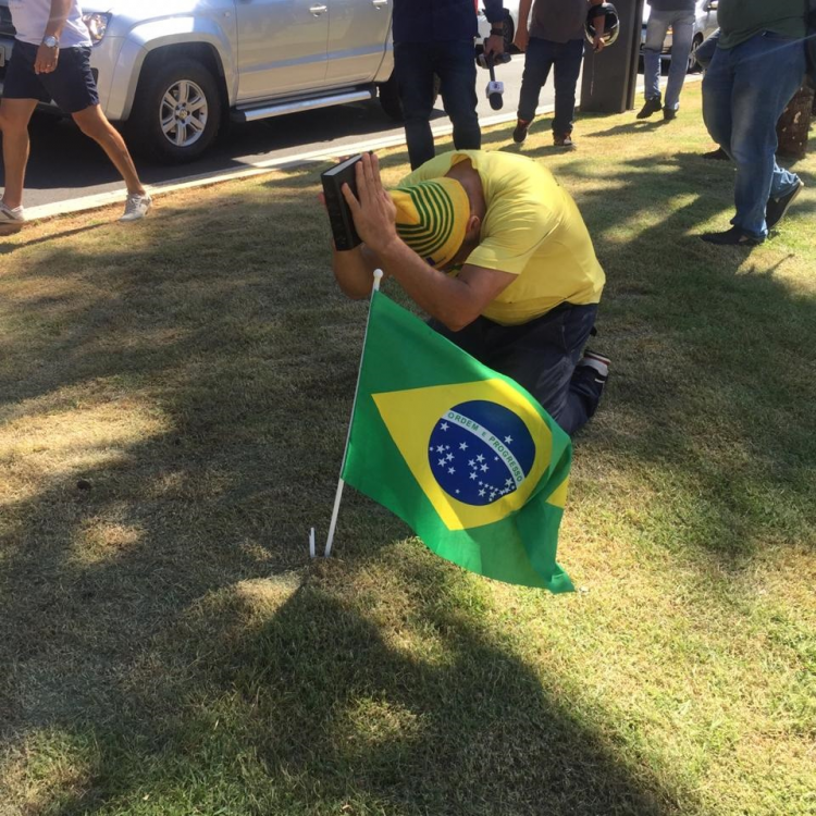 Homem ajoelha durante manifestação na Alberto Andaló
