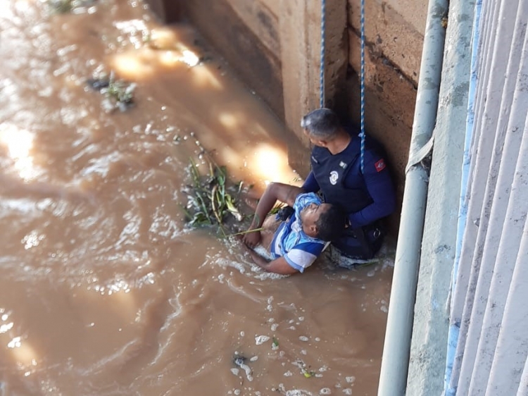 GCM usou retroescavadeira para salvar morador de rua que se afogou na Represa 