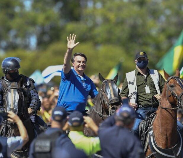 Presidente Jair Bolsonaro cavalga em meio a manifestantes 