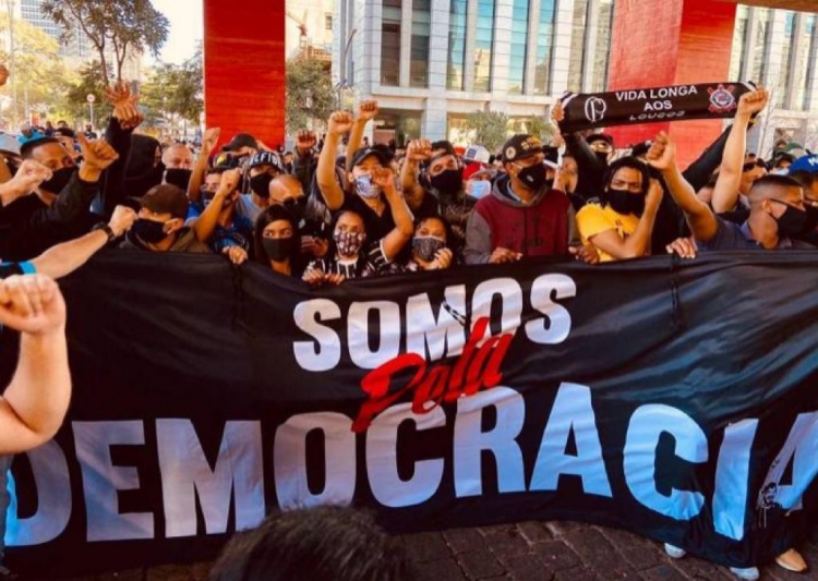 Integrantes de torcida em ato pró-democracia na Paulista