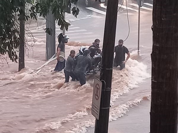 Chuva inundou diversas vias em Rio Preto nesta quarta 