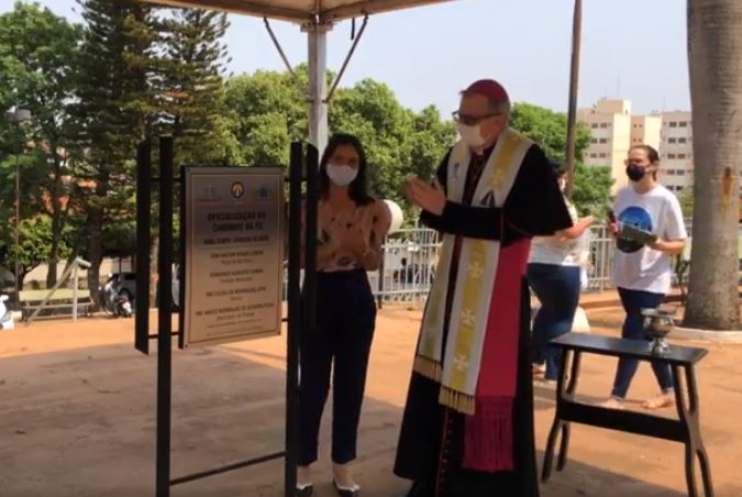 Descerramento da placa feito pelo bispo da Diocese de Barretos, dom Milton Kenan Júnior