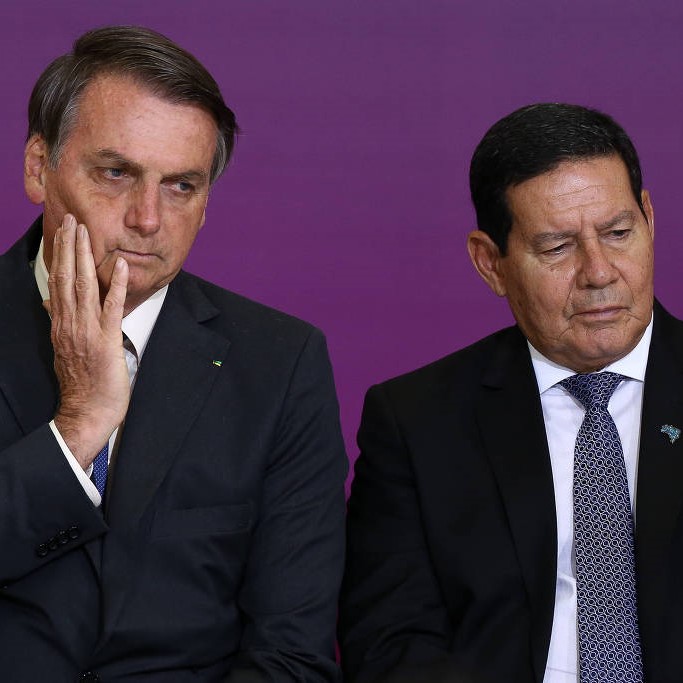 O presidente Jair Bolsonaro (à esquerda) ao lado do vice-presidente, Hamilton Mourão, durante evento no Palácio do Planalto, em Brasília