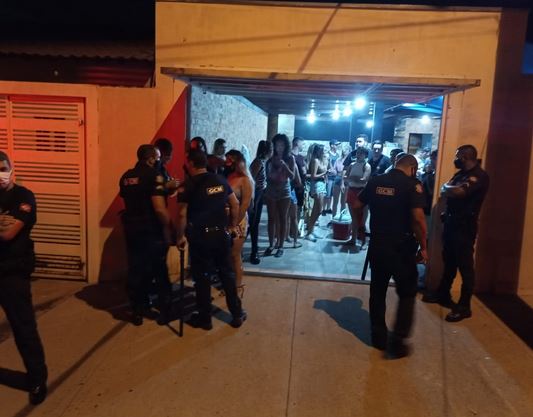 Agentes da GCM interrompem festas clandestinas em Rio Preto.